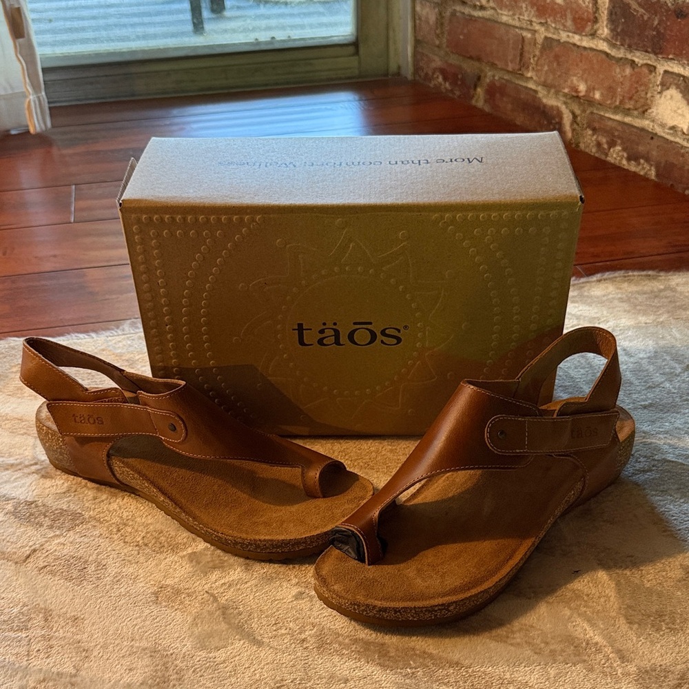 Taos Footwear Tan Leather Toe-Loop Slingback Sandals